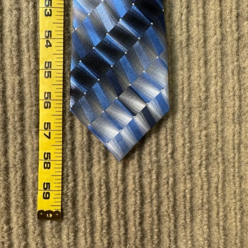 NWT Van Heusen Mens Blue Shaded Round Table Silk Necktie 5V974002 Geometric Grey